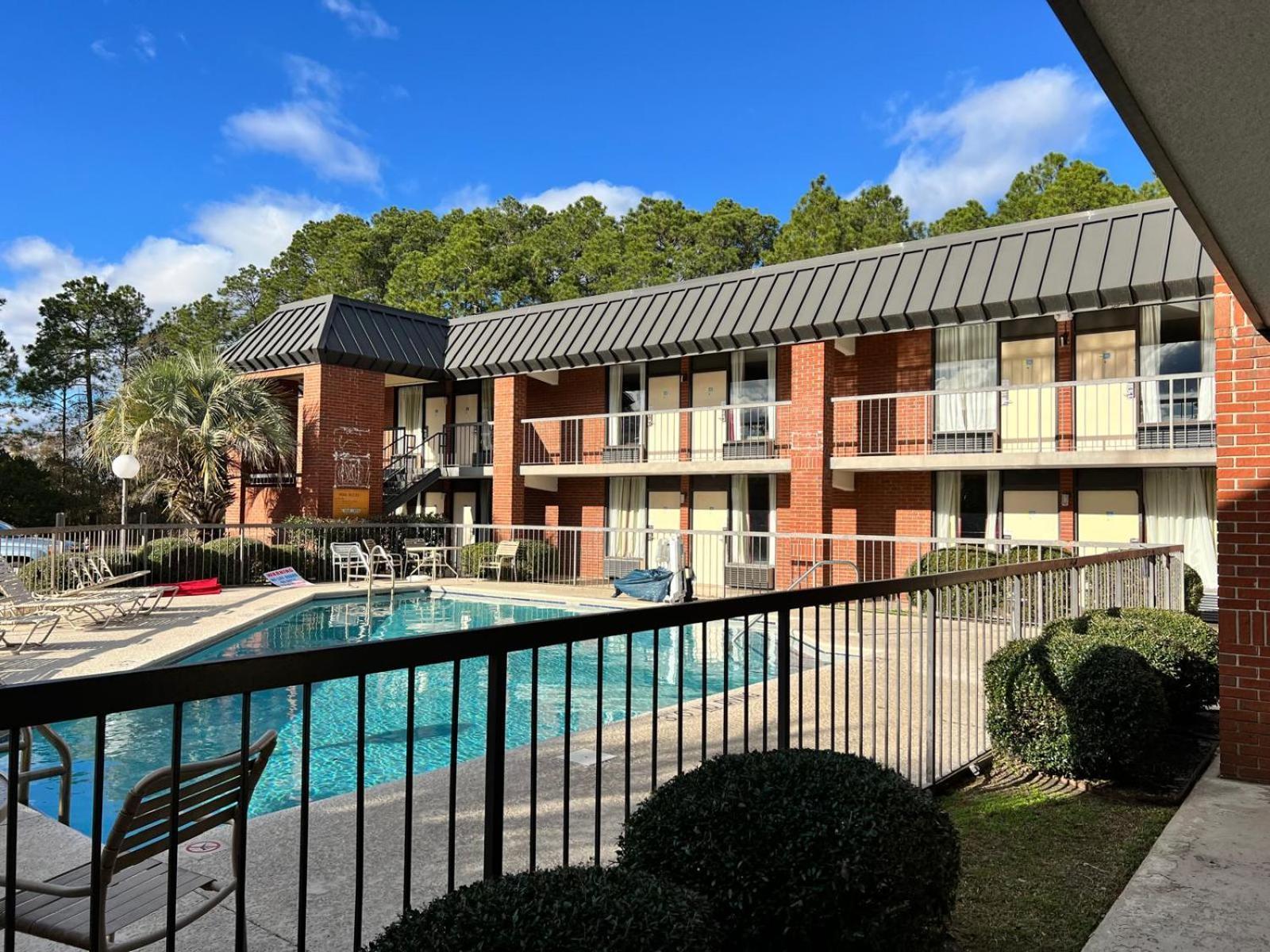 Days Inn By Wyndham Statesboro Bagian luar foto