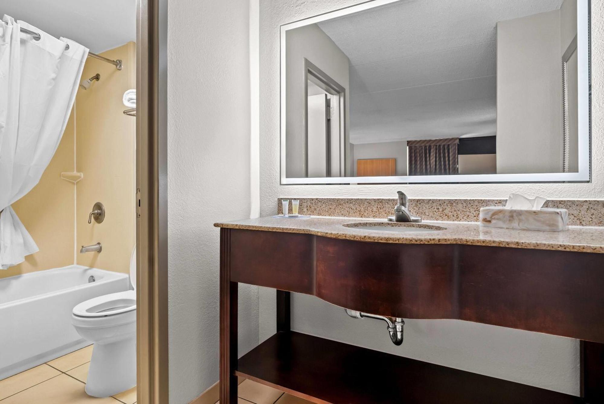 Days Inn By Wyndham Statesboro Bagian luar foto