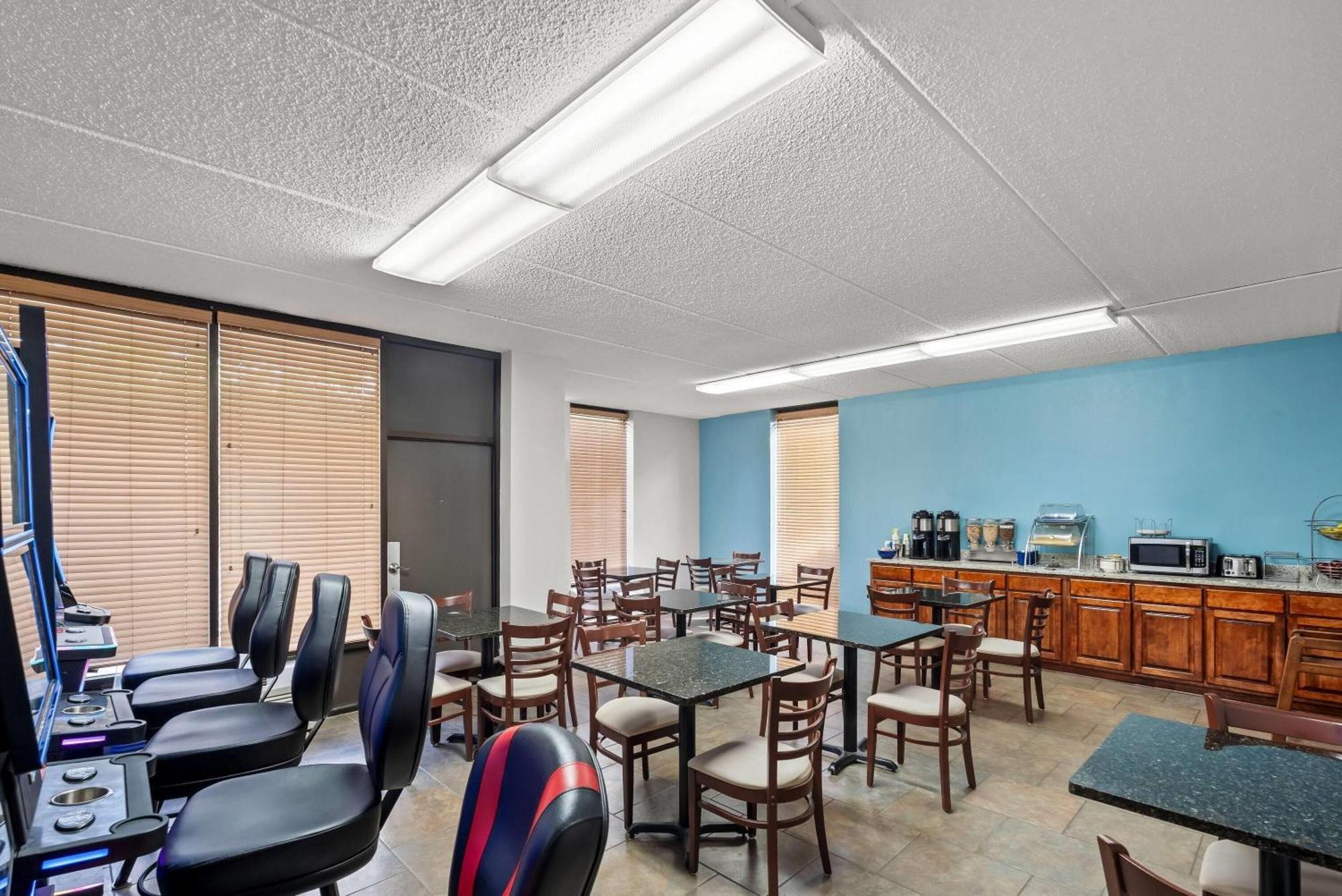 Days Inn By Wyndham Statesboro Bagian luar foto