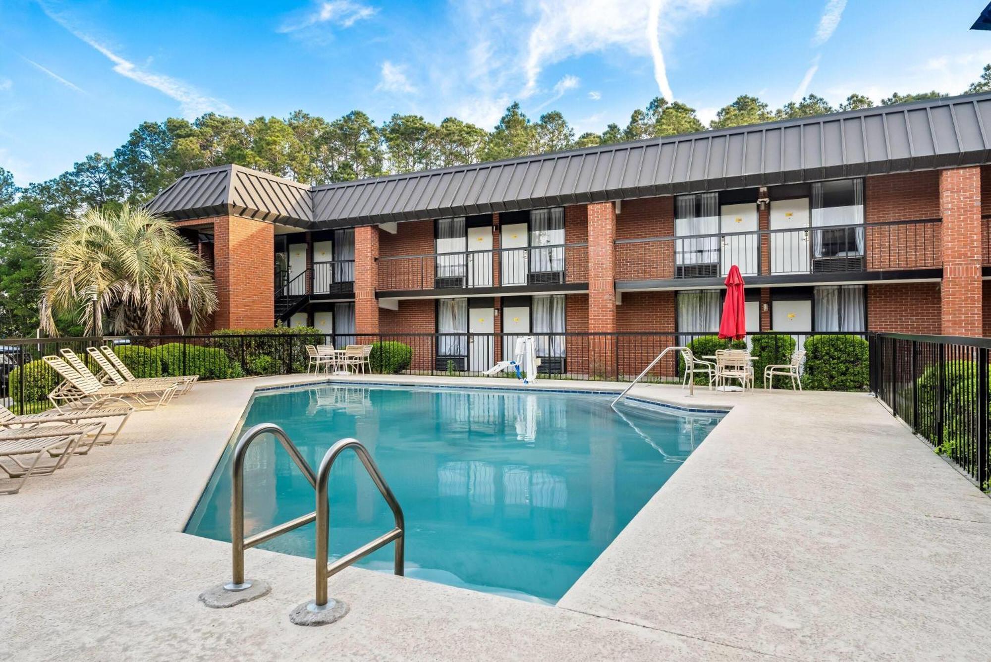 Days Inn By Wyndham Statesboro Bagian luar foto